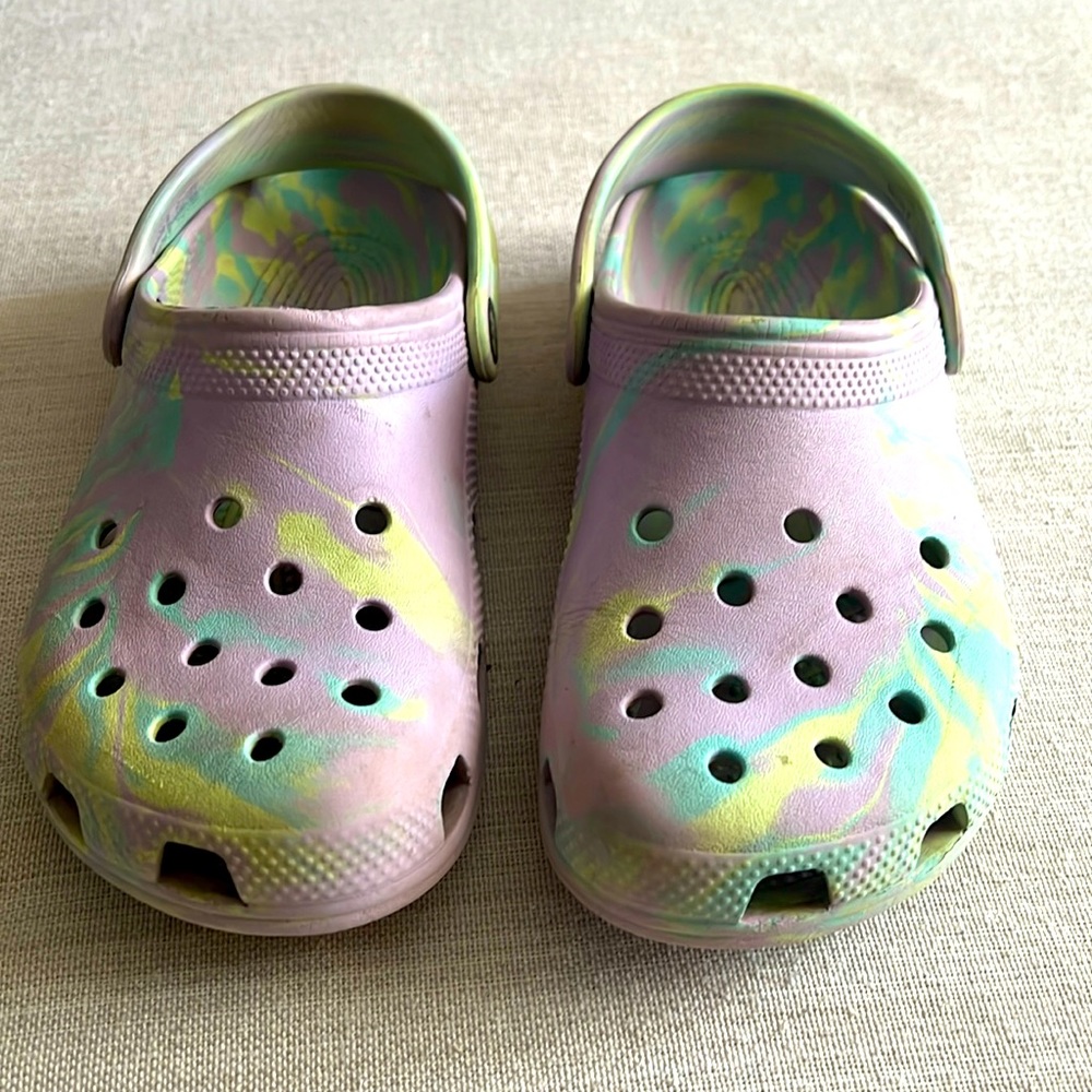 Classic marbled crocs